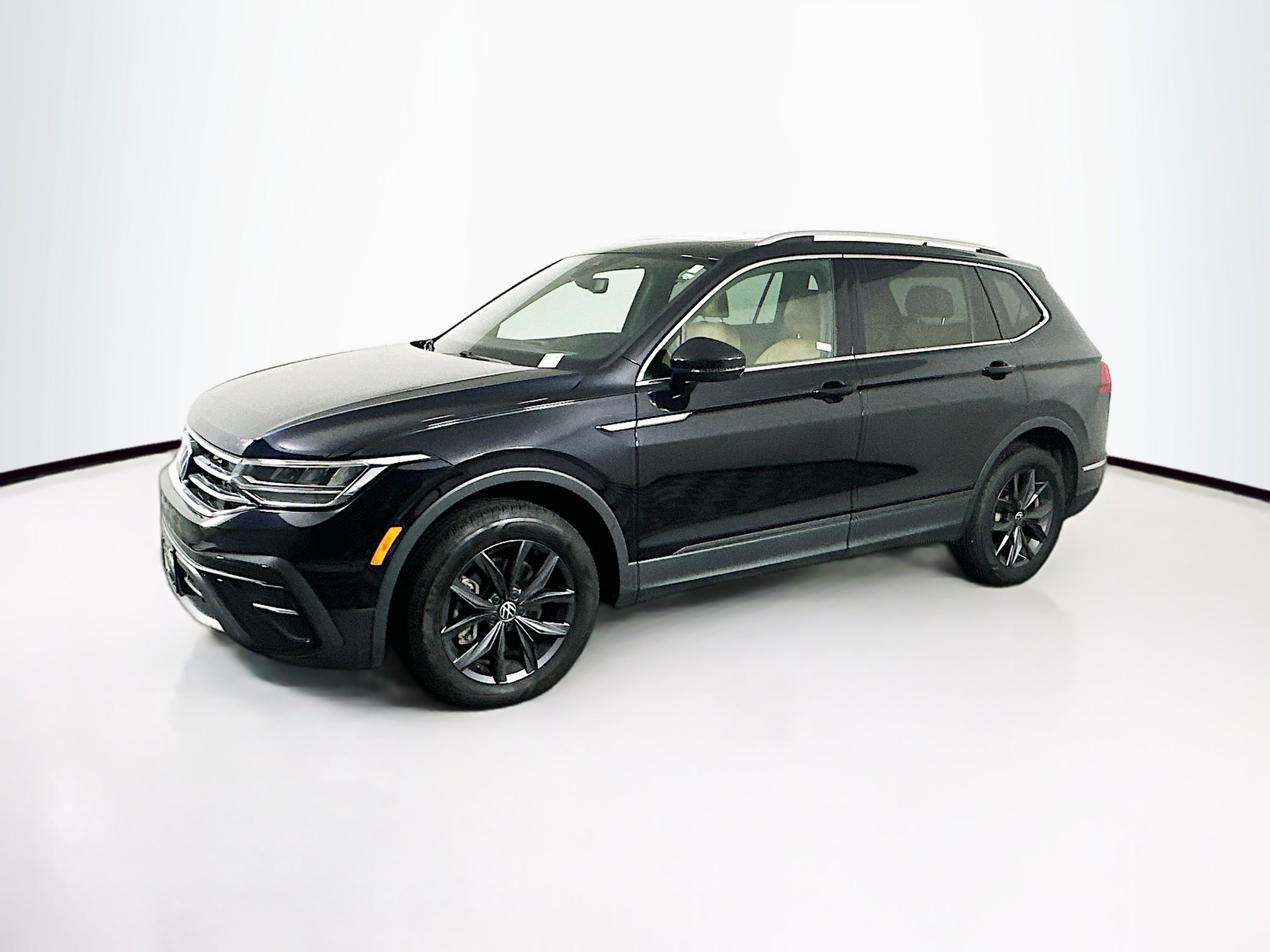 Used 2023 Volkswagen Tiguan SE FWD image 4
