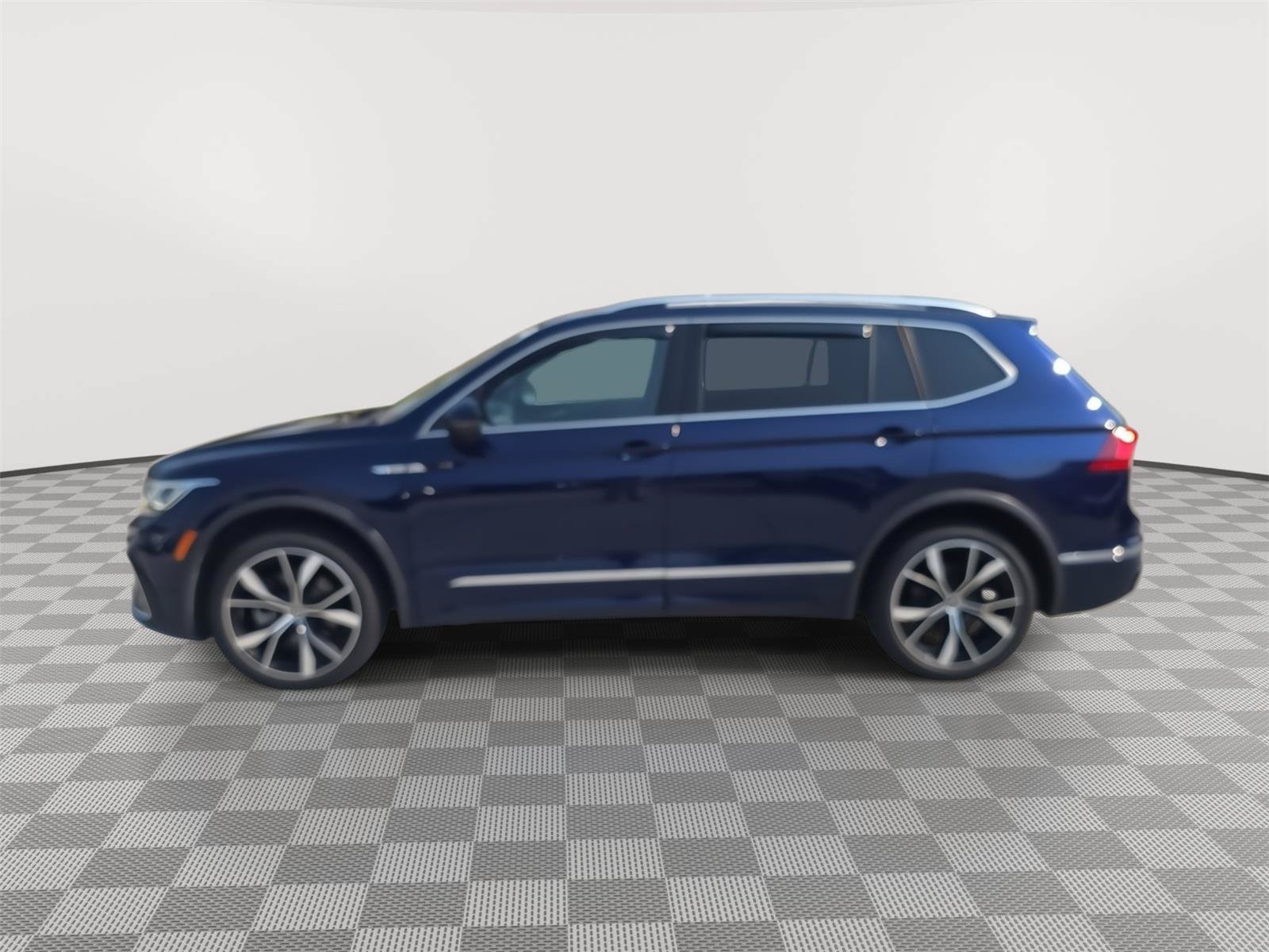 Used 2022 Volkswagen Tiguan SEL R-Line AWD/4WD image 4