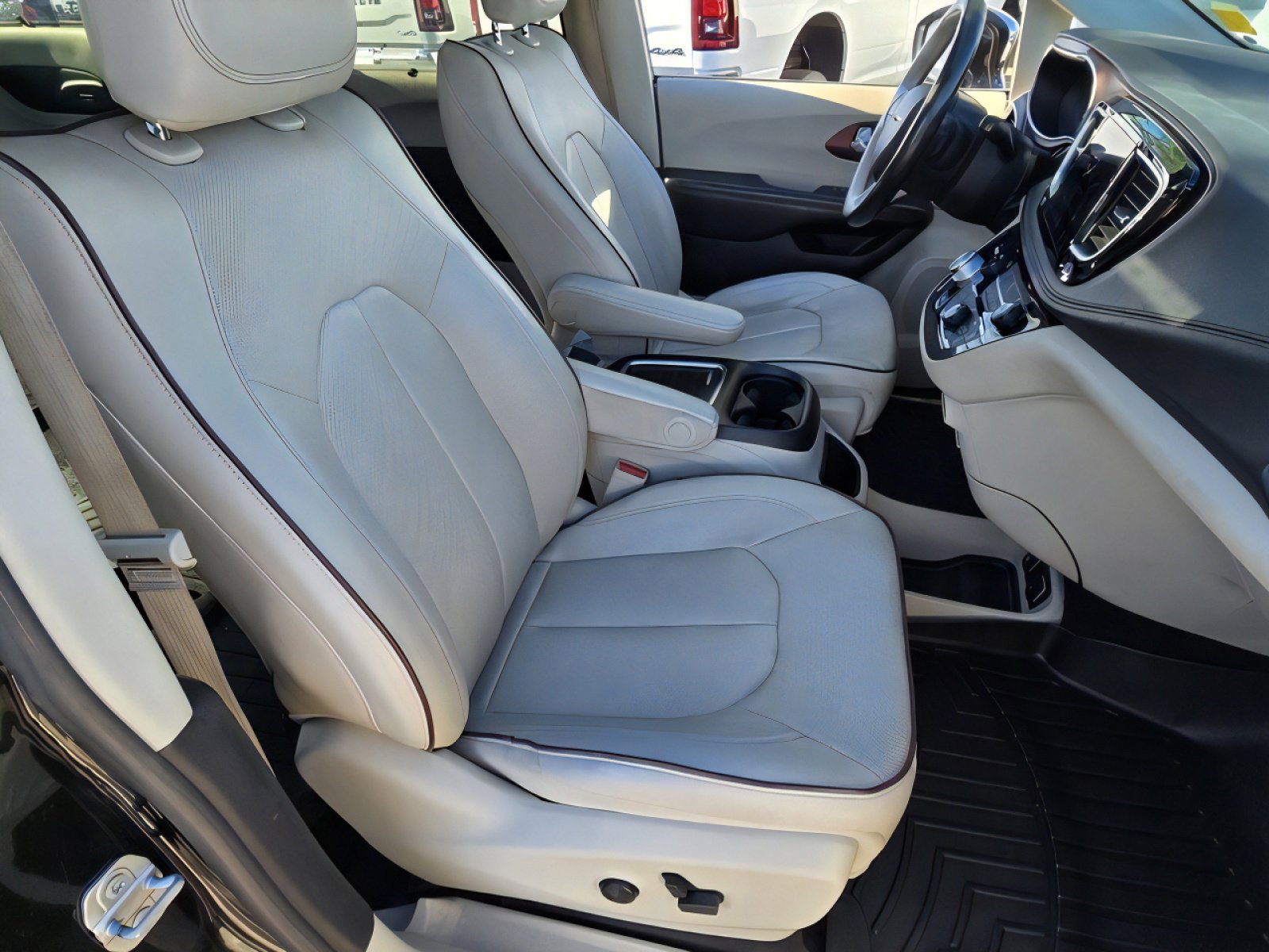 Used 2020 Chrysler Pacifica Limited image 19