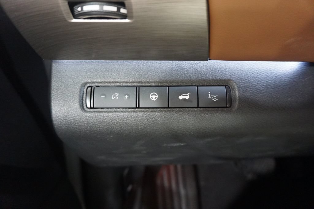 Used 2023 Nissan Pathfinder Platinum AWD/4WD image 5
