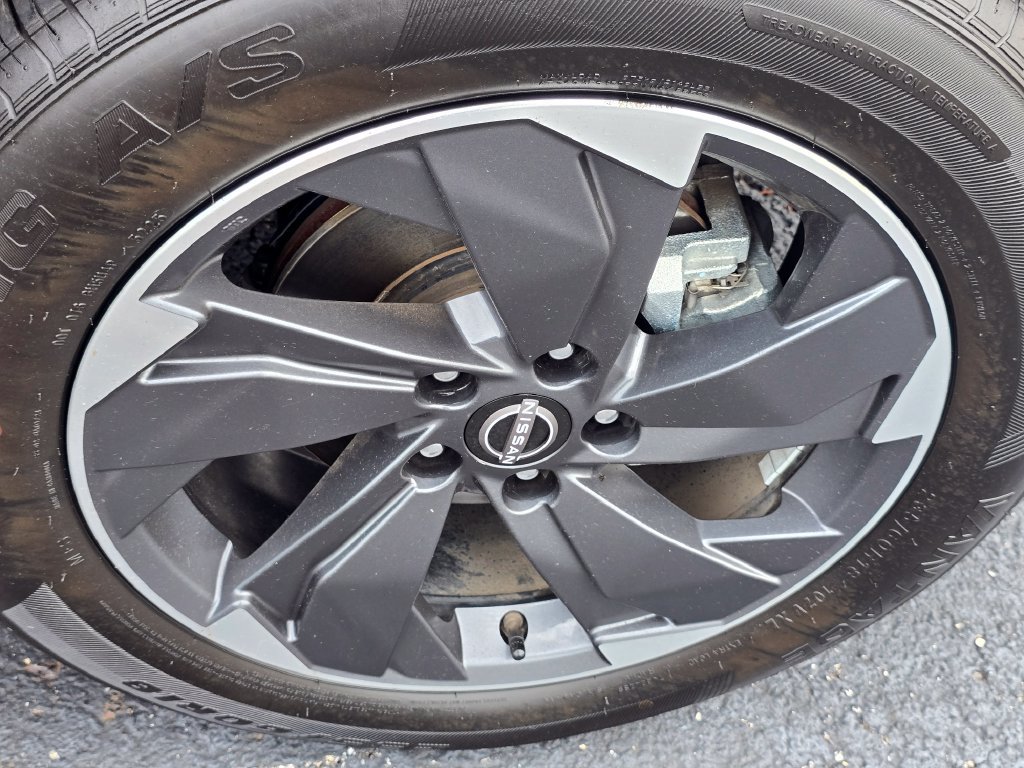 Used 2025 Nissan Rogue SV FWD image 16