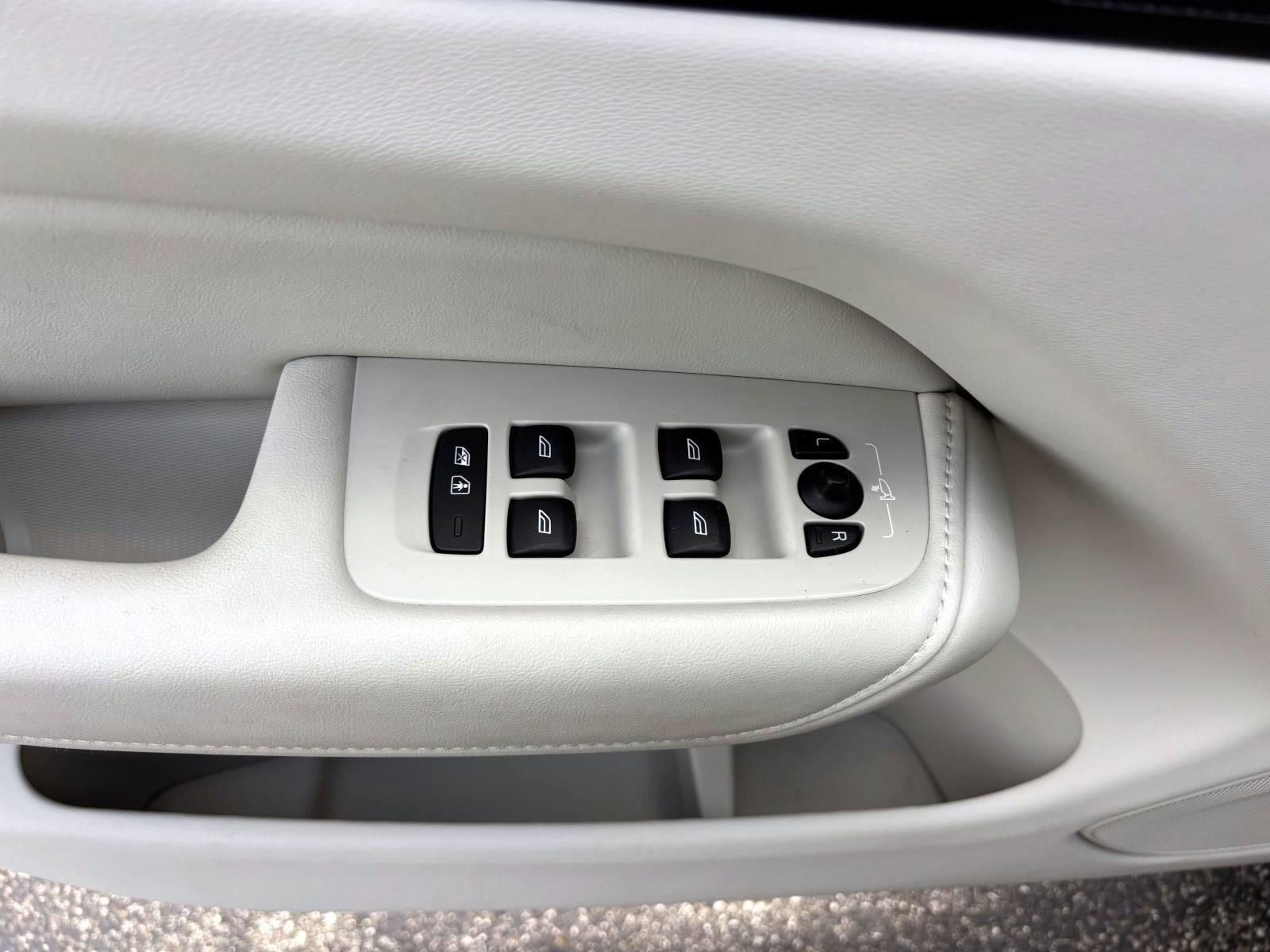 Used 2023 Volvo XC60 B5 Plus w/ Protection Package image 13