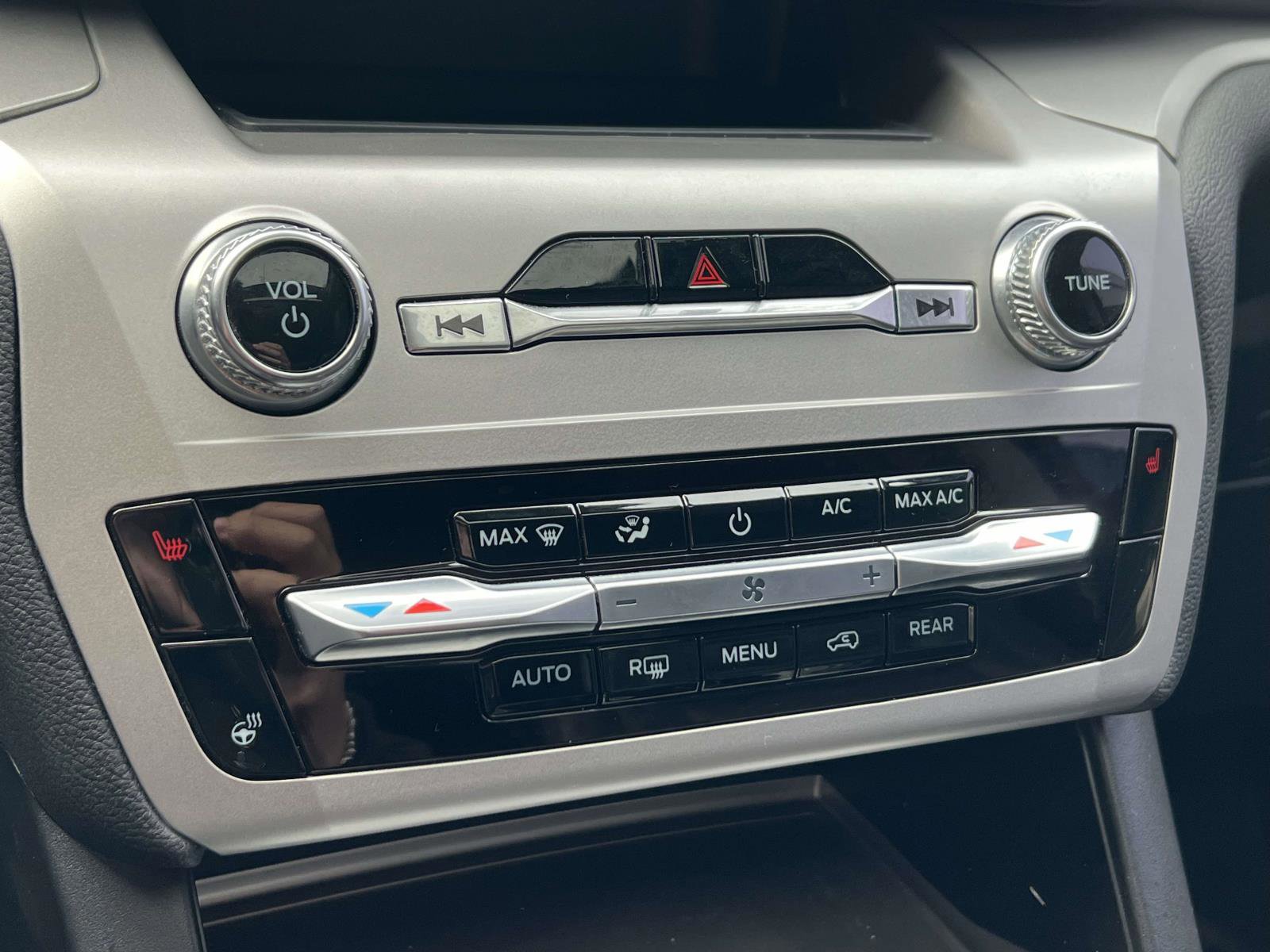 Used 2022 Ford Explorer XLT w/ Equipment Group 202A image 30