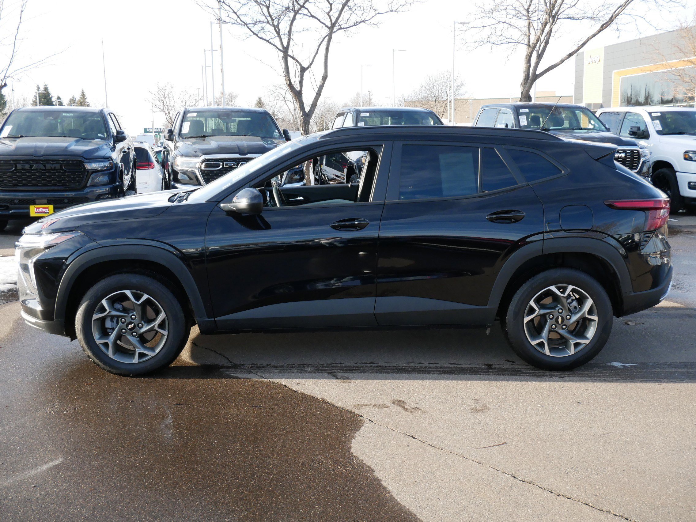 Used 2025 Chevrolet Trax LT w/ LT Convenience Package image 4