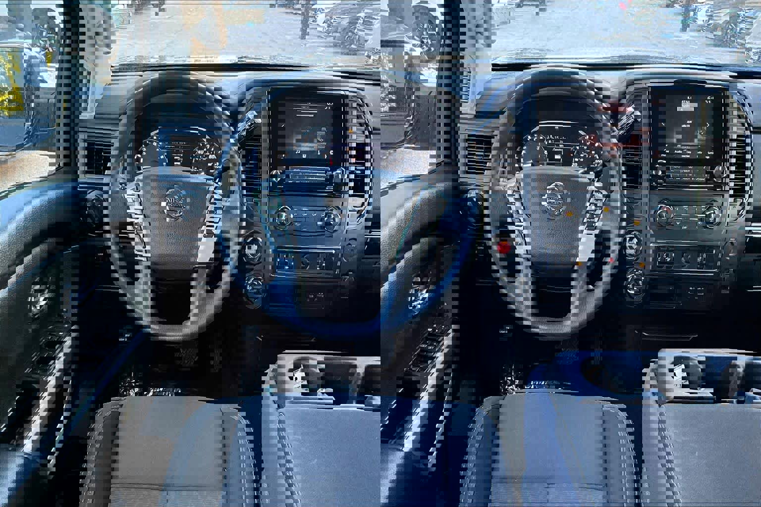 Used 2022 Nissan Titan SV image 5