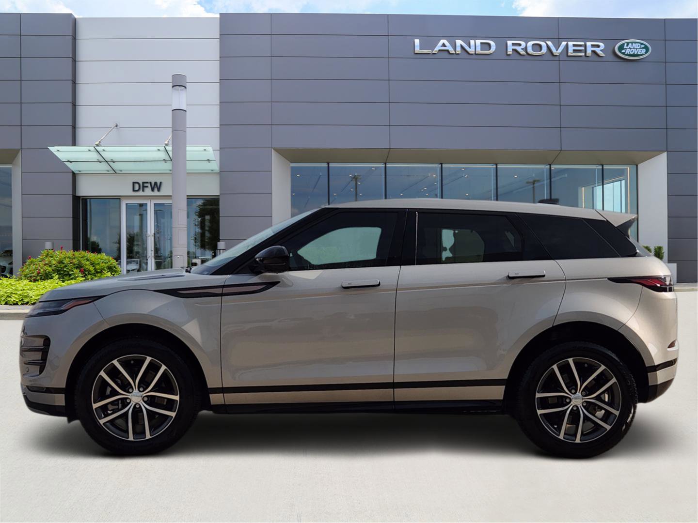 Used 2025 Land Rover Range Rover Evoque Dynamic SE image 3
