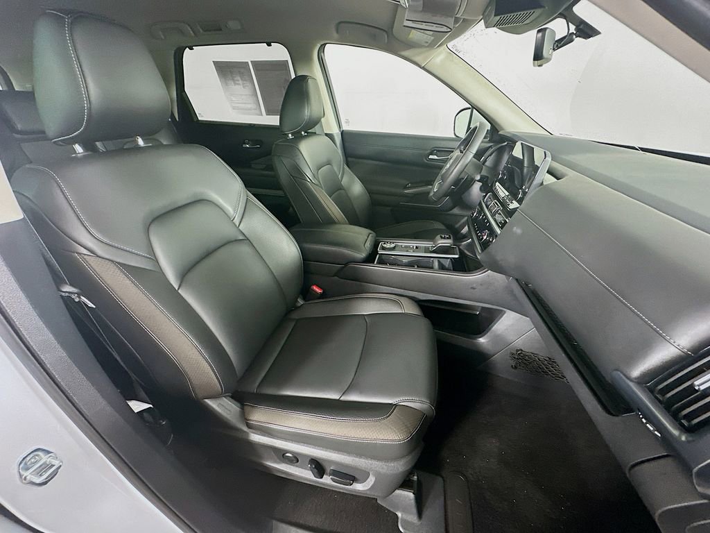 Used 2025 Nissan Pathfinder SL w/ Cargo Package image 36