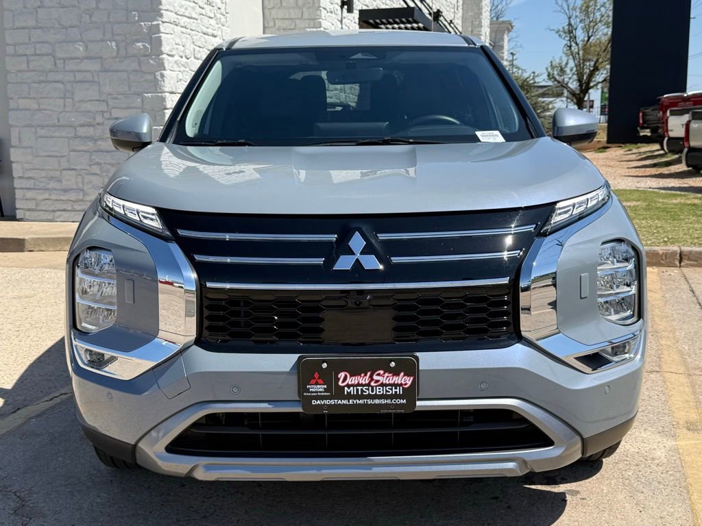 Used 2025 Mitsubishi Outlander SE image 3