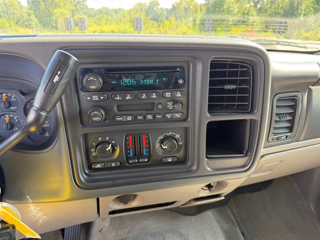 Used 2004 Chevrolet Suburban LS RWD image 17