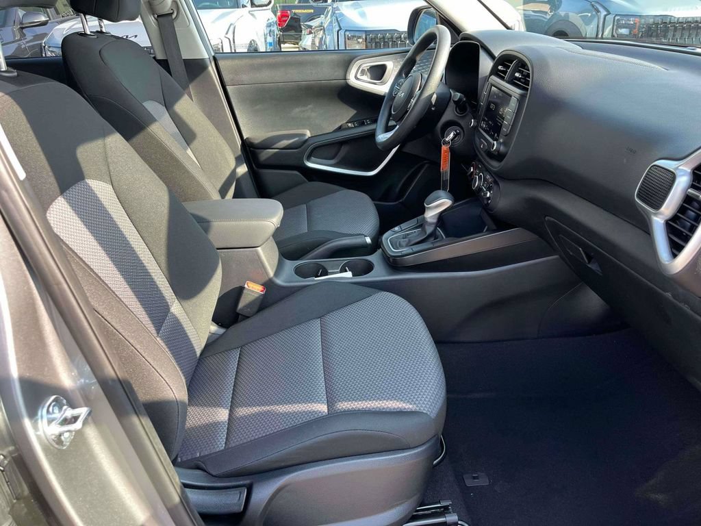 Used 2025 Kia Soul LX w/ LX Technology Package FWD image 12