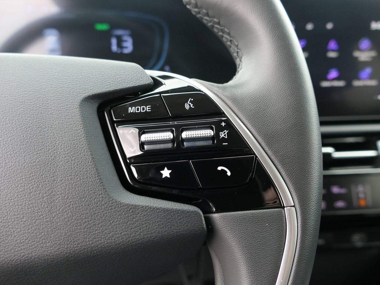 Certified 2025 Kia Niro EX image 17