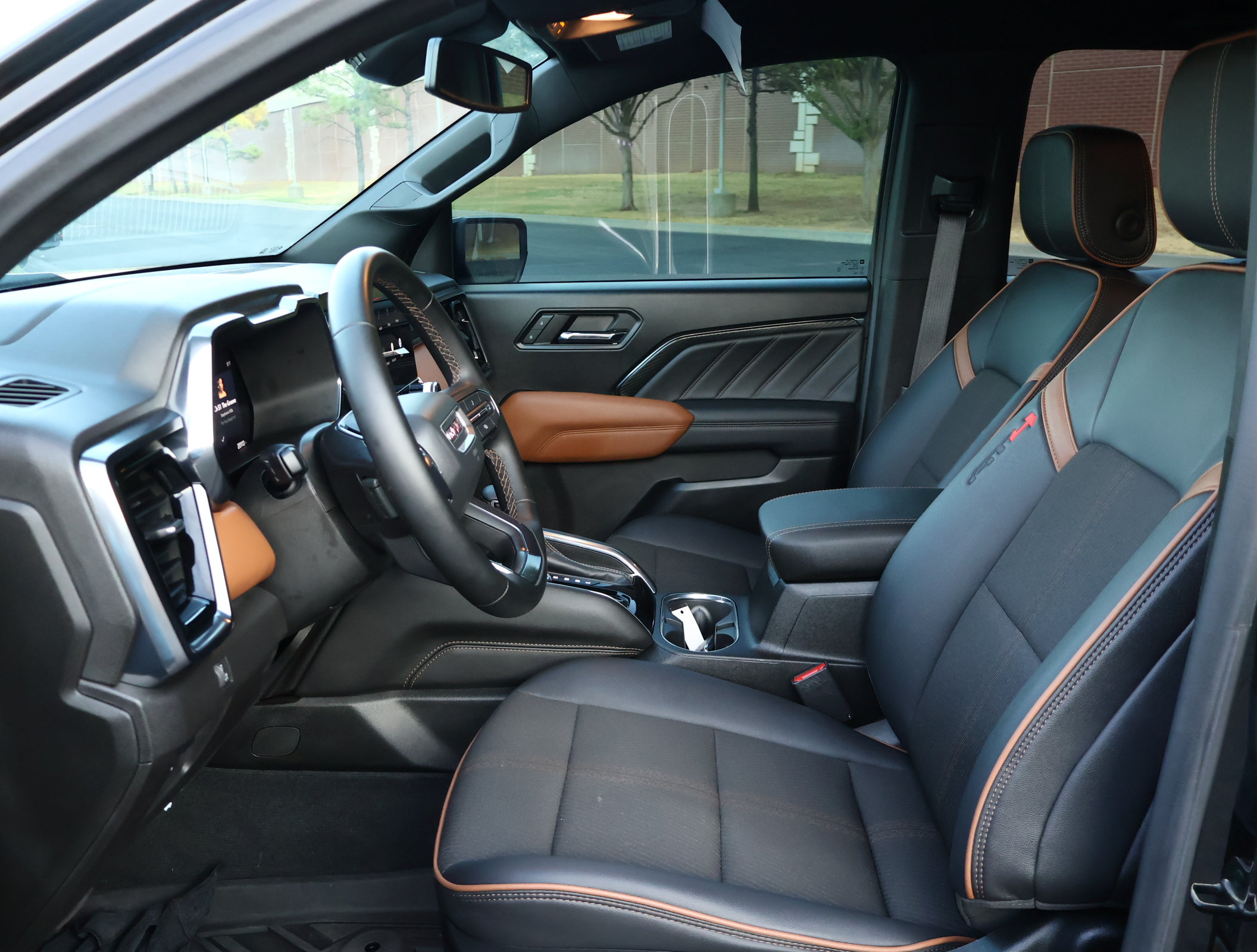 Used 2024 GMC Canyon AT4 w/ Technology Package AWD/4WD image 10