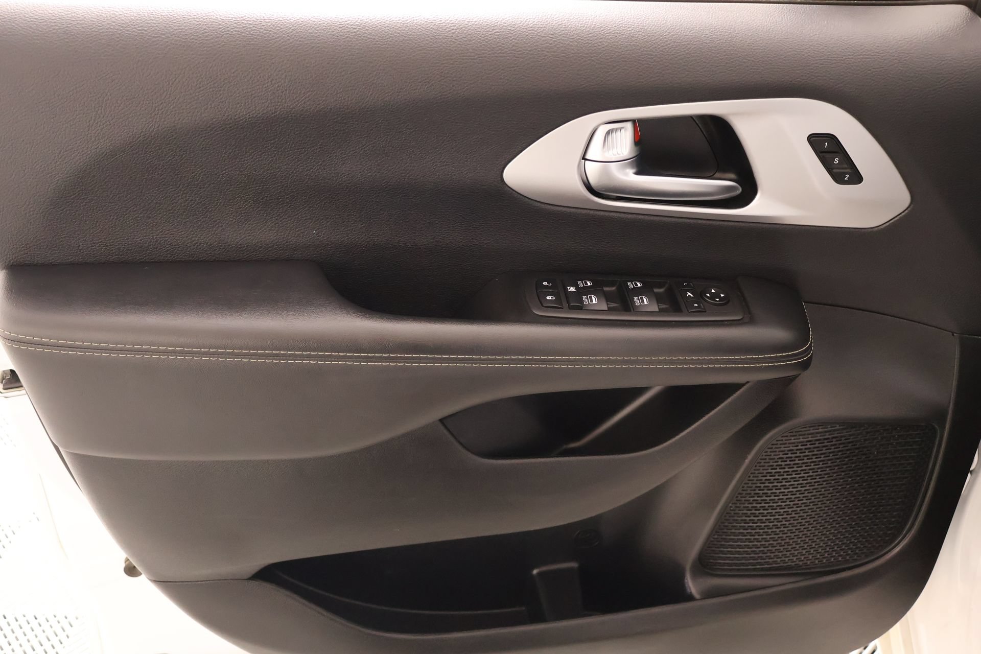 Used 2025 Chrysler Pacifica Limited FWD image 19