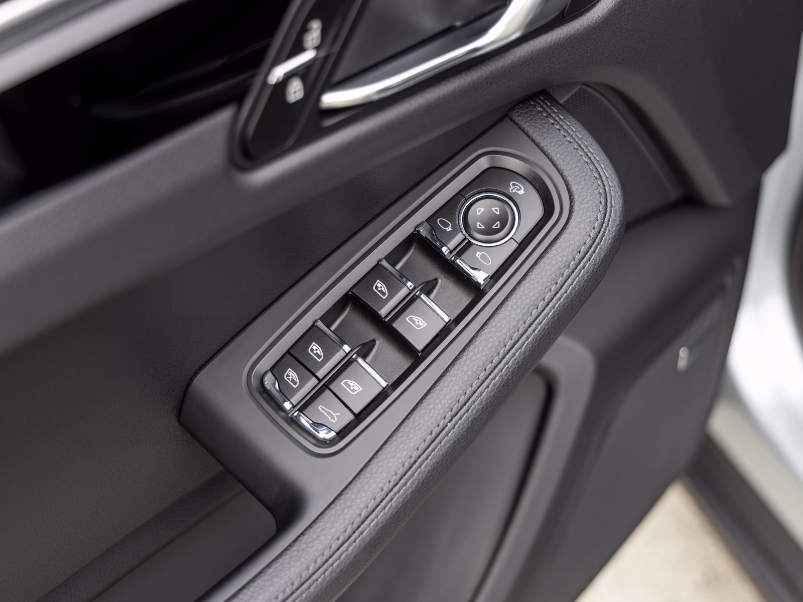 Used 2026 Porsche Macan AWD/4WD image 27