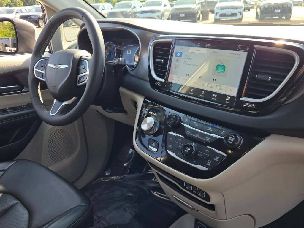 Used 2023 Chrysler Pacifica Touring-L FWD image 7