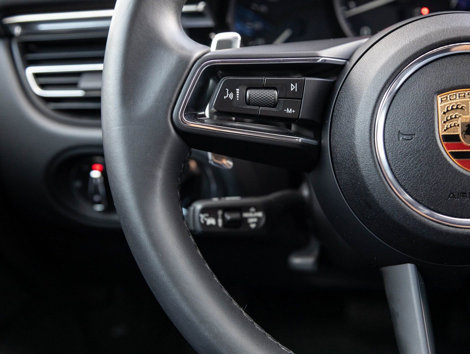 Certified 2025 Porsche Macan image 15