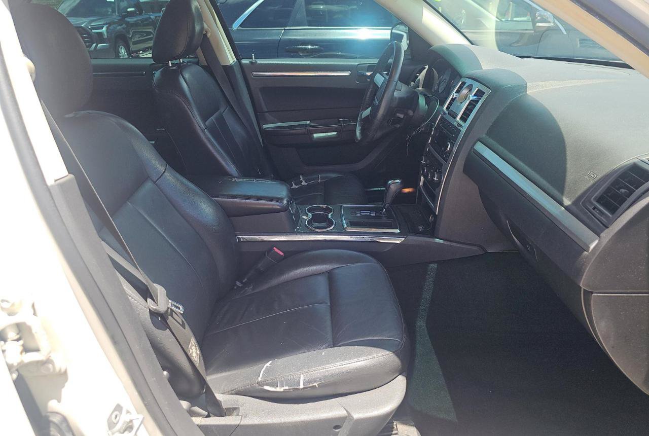 Used 2010 Chrysler 300 Touring RWD image 9