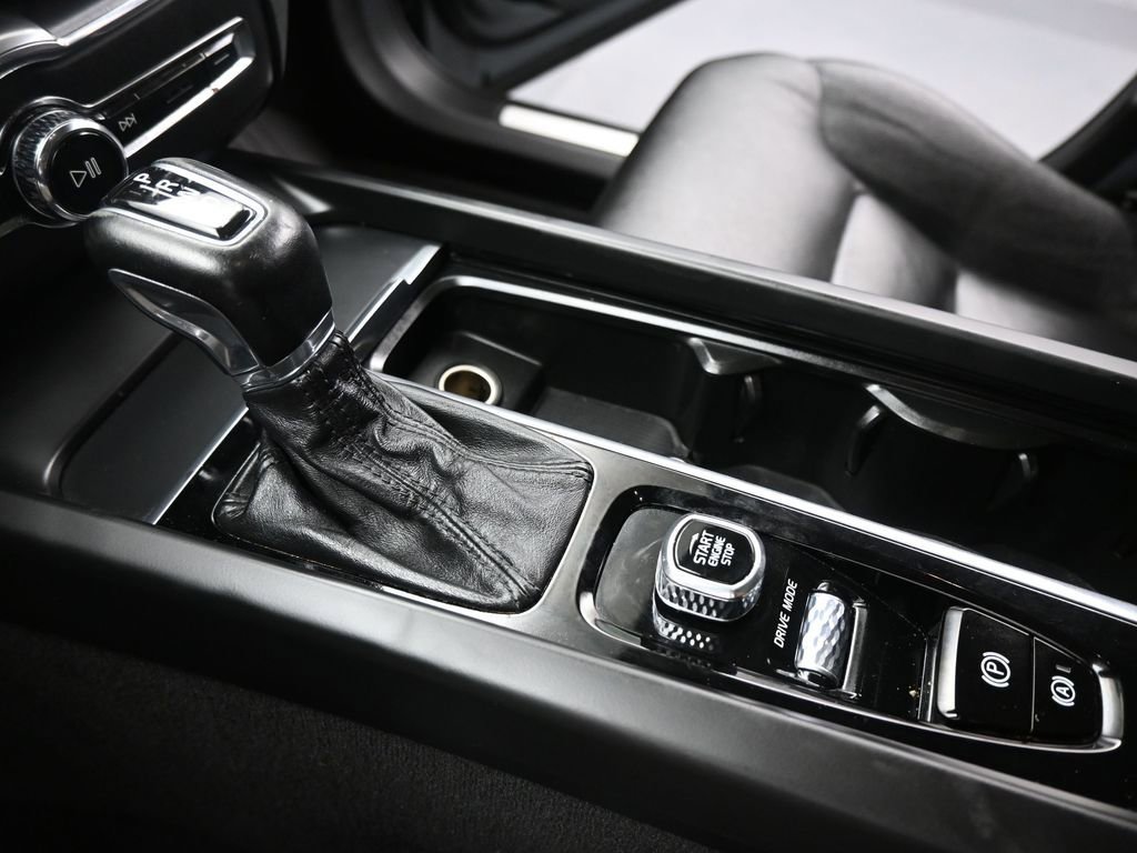 Used 2020 Volvo XC60 T5 Momentum w/ Protection Package Premier image 20