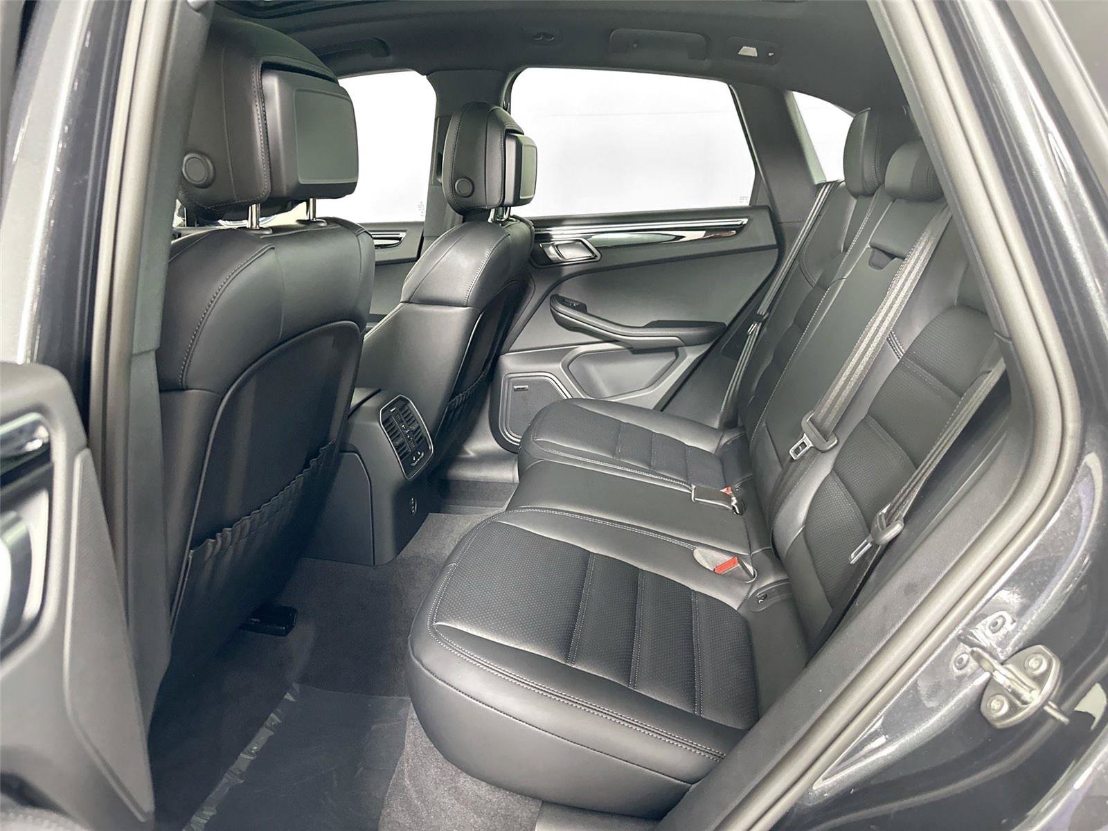 Certified 2025 Porsche Macan AWD/4WD image 26