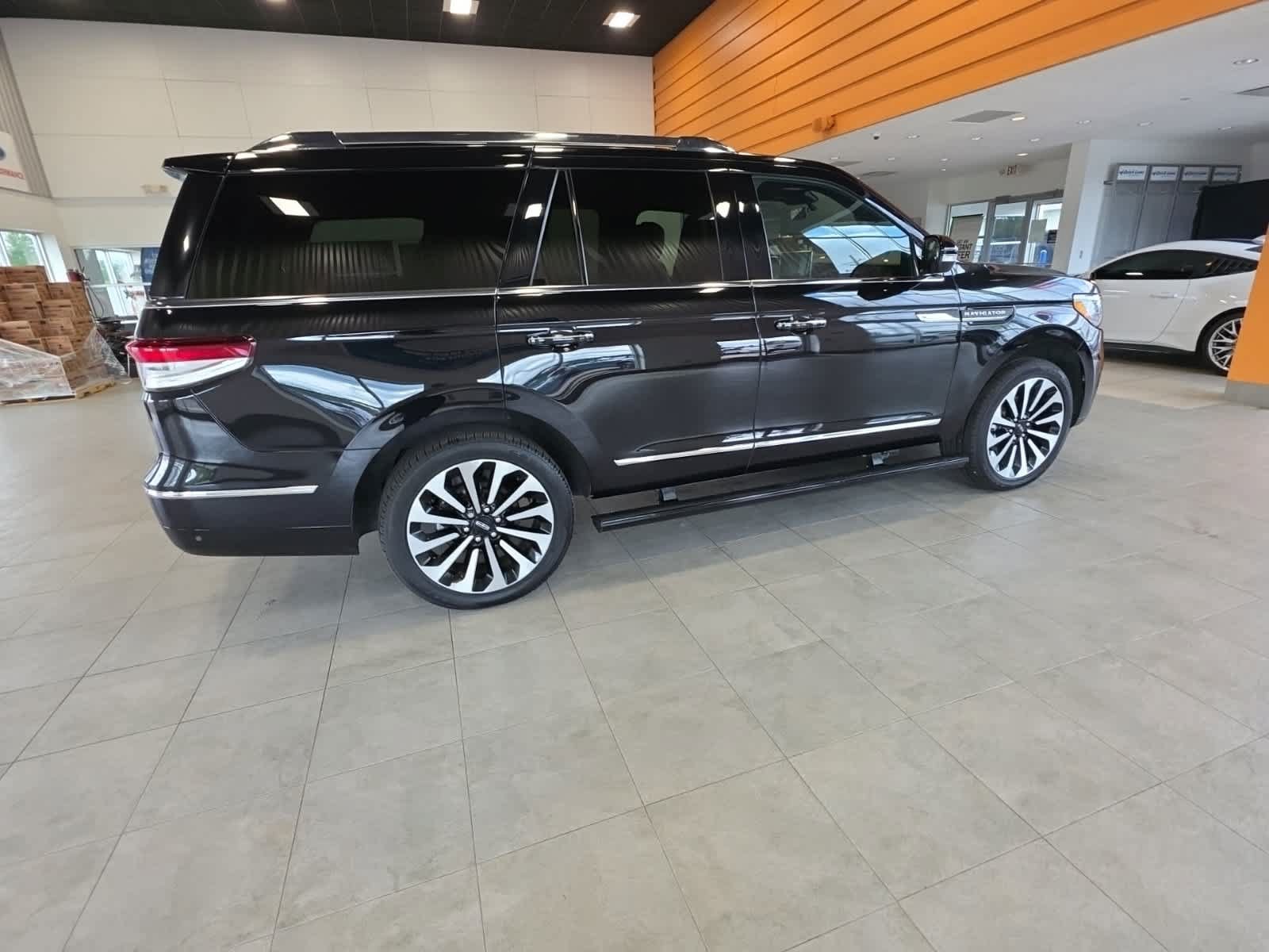 Used 2022 Lincoln Navigator Reserve AWD/4WD image 7