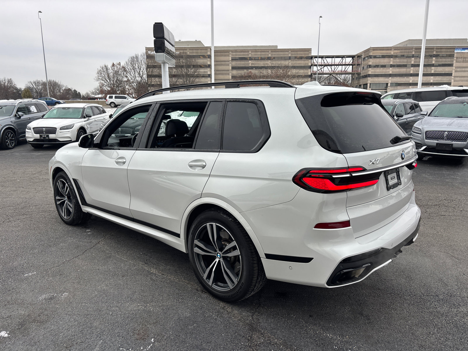 Used 2023 BMW X7 xDrive40i w/ M Sport Package image 5