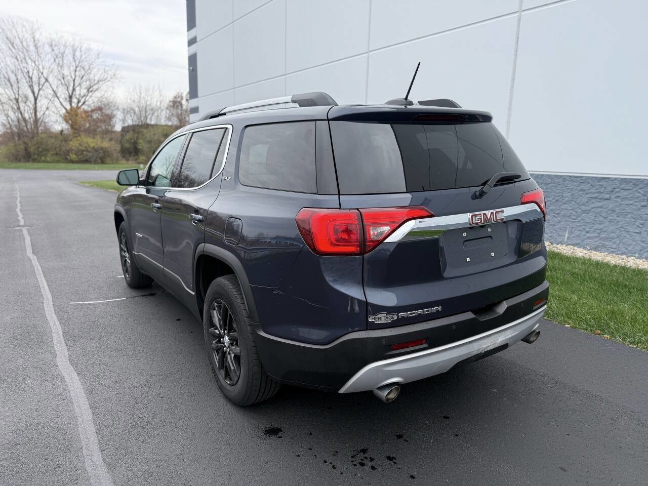 Used 2019 GMC Acadia SLT w/ LPO, Floor Liner Package image 3