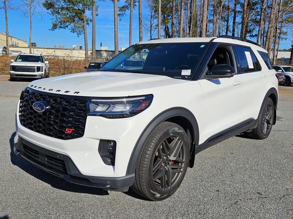 Used 2025 Ford Explorer ST image 3