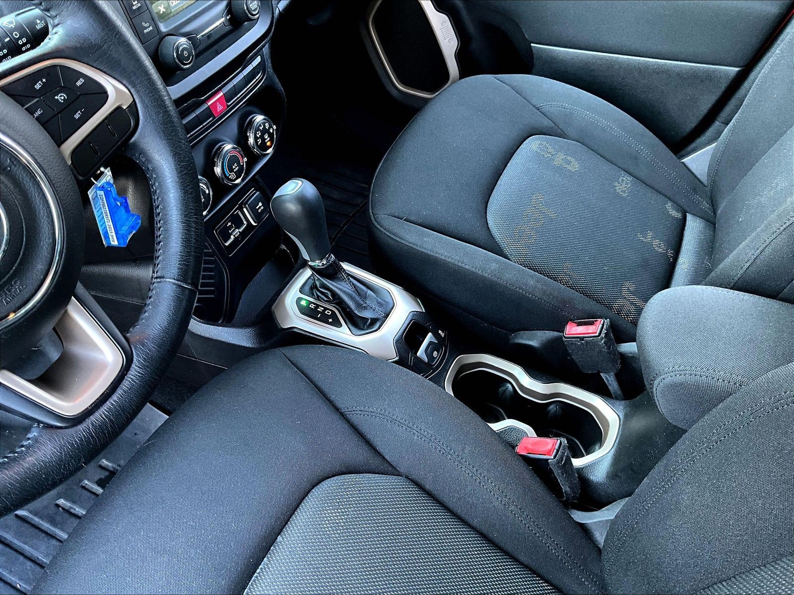 Used 2015 Jeep Renegade Latitude FWD image 17