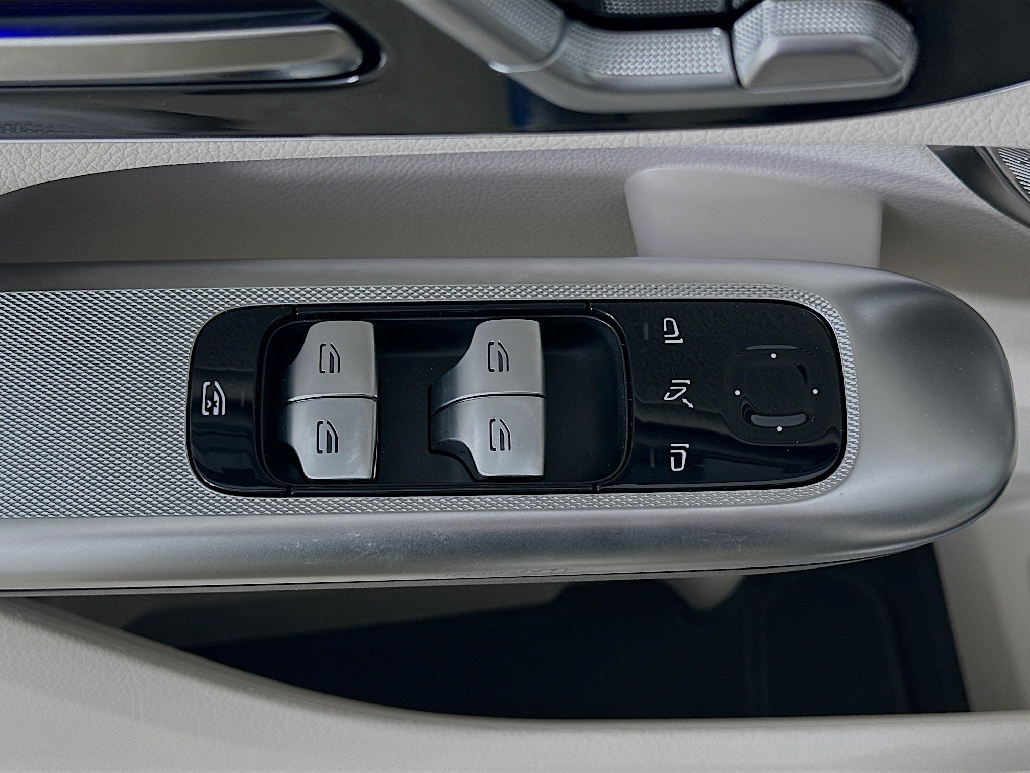Used 2025 Mercedes-Benz GLC 300 4MATIC image 24