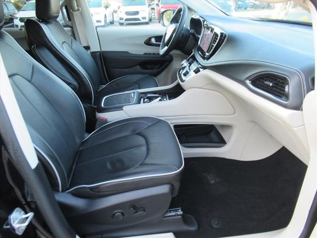 Used 2024 Chrysler Pacifica Limited image 10