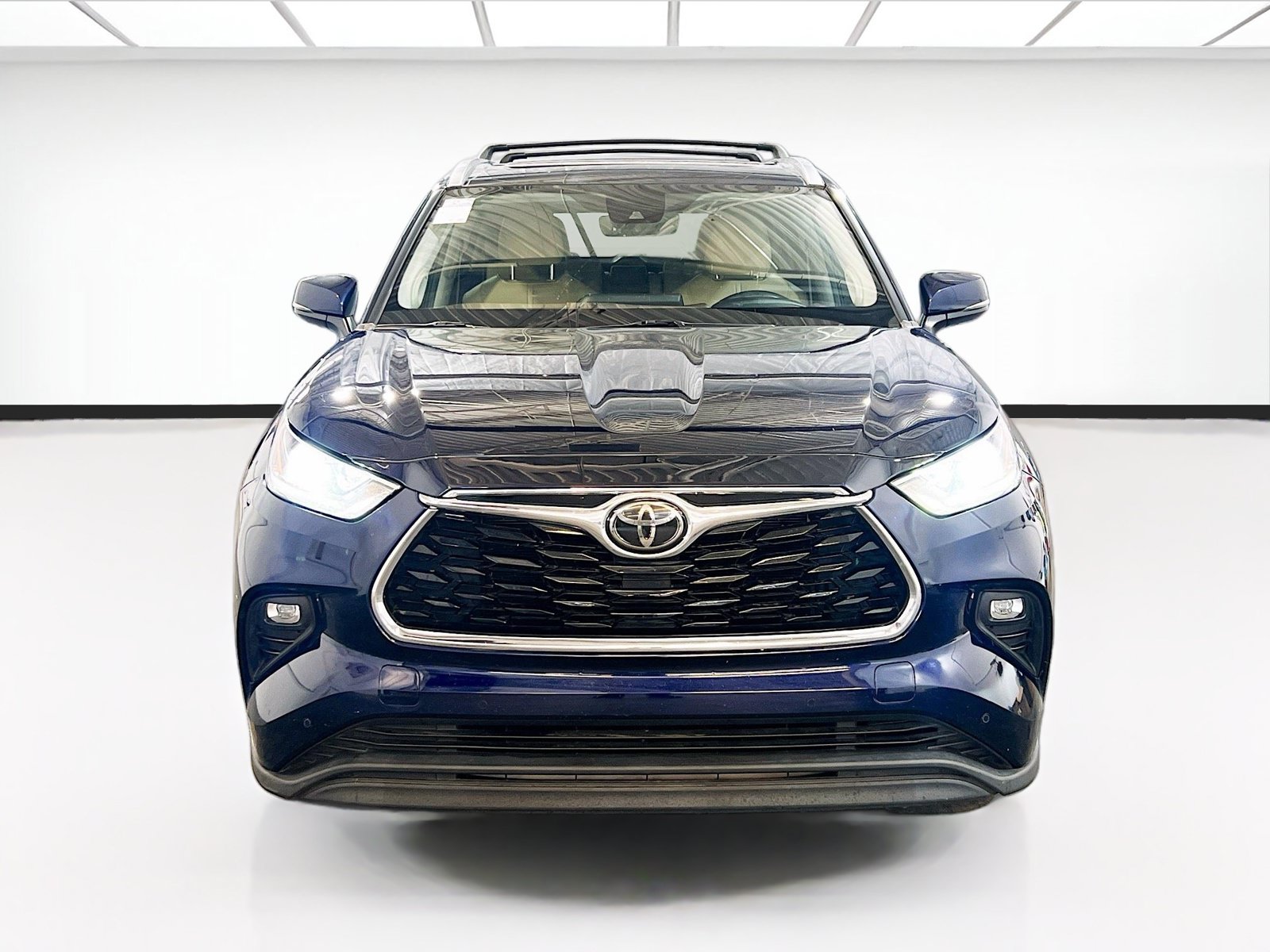 Used 2021 Toyota Highlander Limited FWD image 2