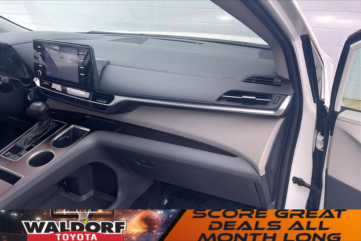 Used 2023 Toyota Sienna LE w/ LE Plus Package image 21