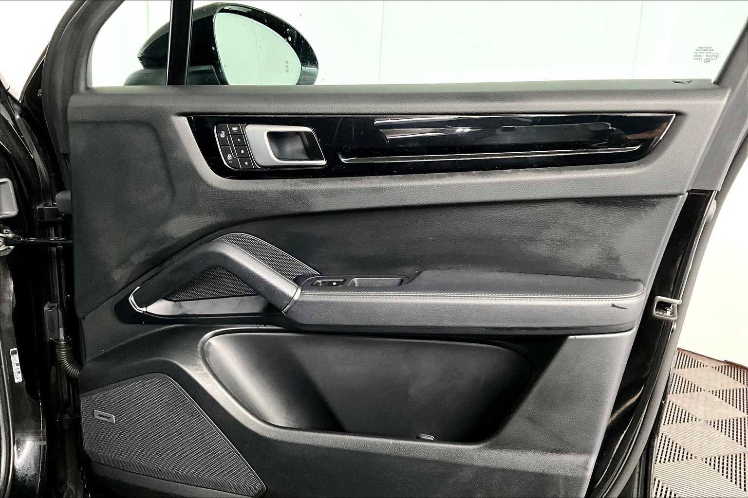 Used 2022 Porsche Cayenne image 43