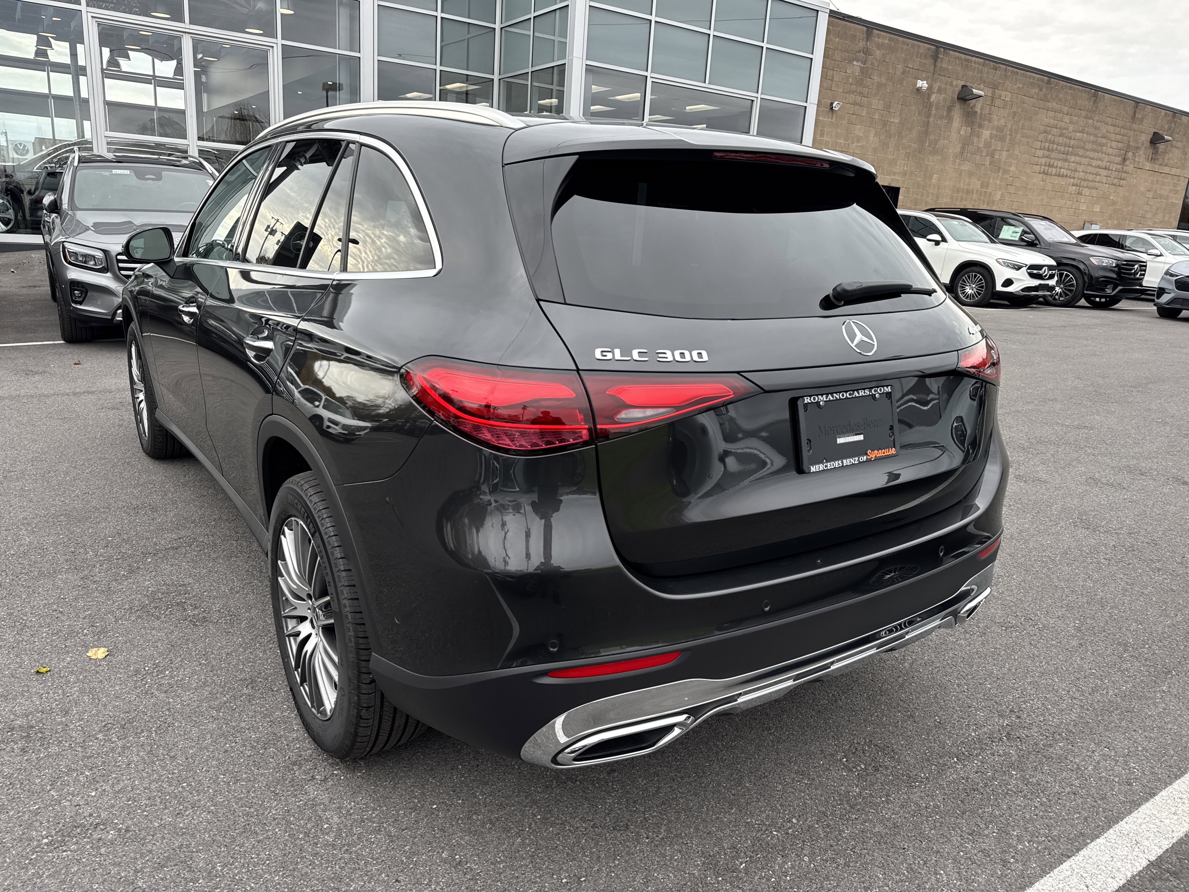 Used 2025 Mercedes-Benz GLC 300 4MATIC image 5