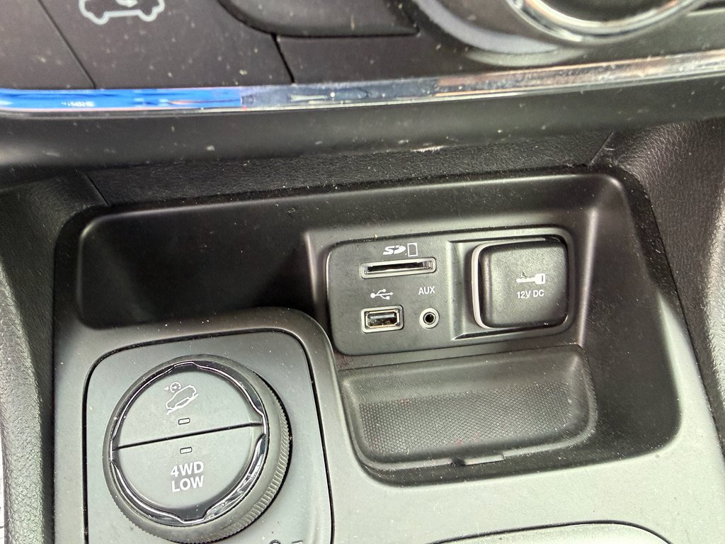 Used 2017 Jeep Cherokee Overland AWD/4WD image 11