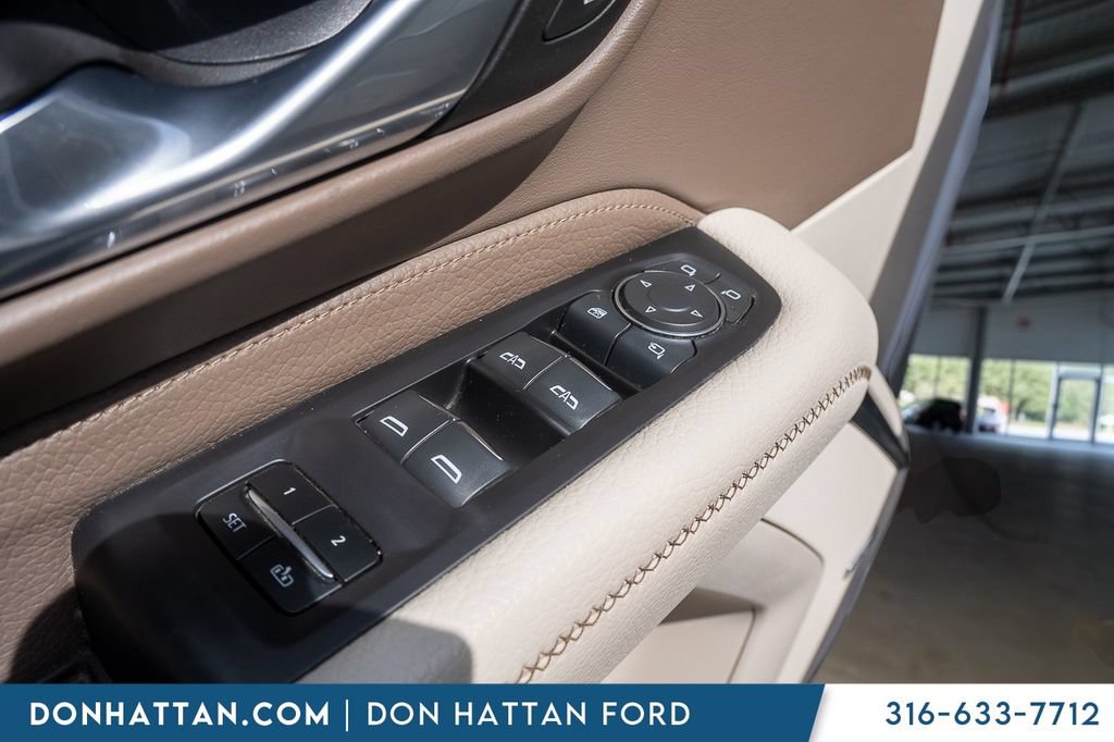 Used 2024 GMC Yukon XL Denali AWD/4WD image 17