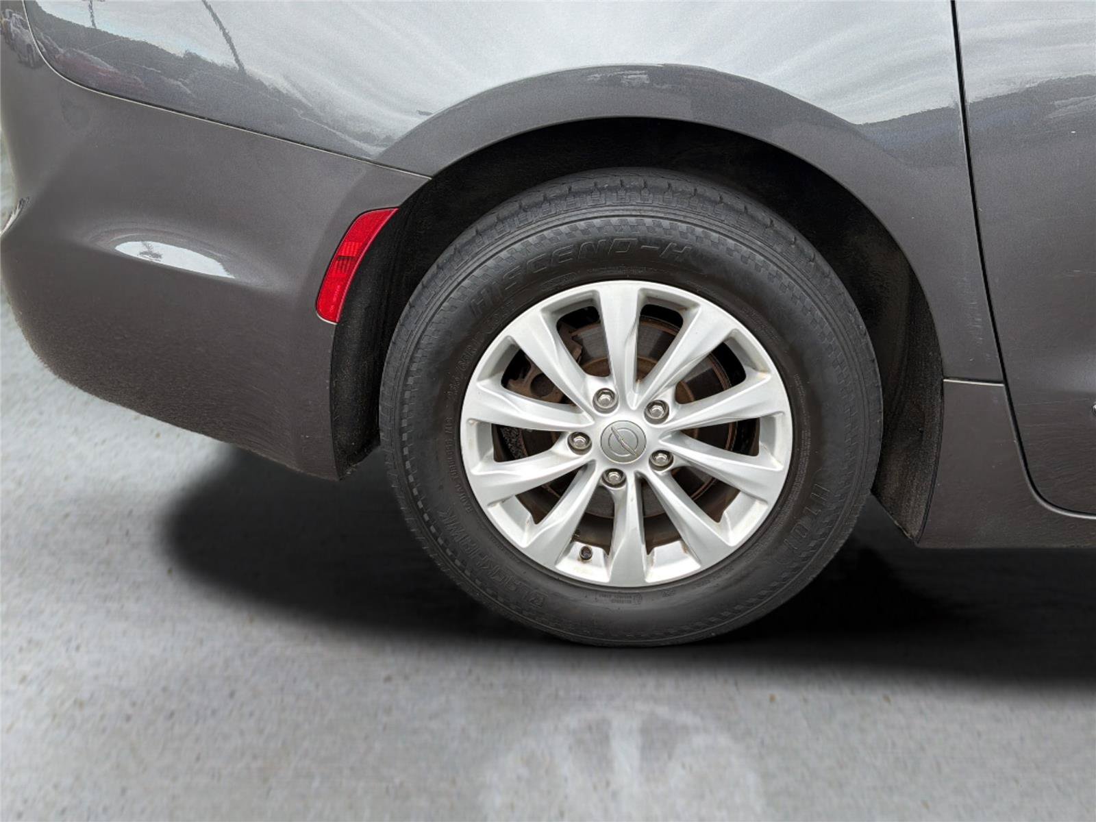 Used 2019 Chrysler Pacifica Touring-L FWD image 40