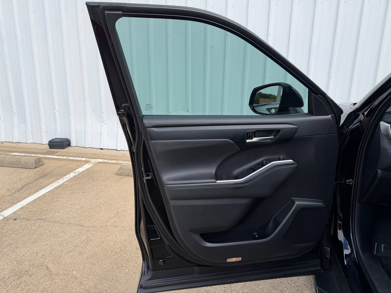 Used 2024 Toyota Highlander XLE FWD image 21