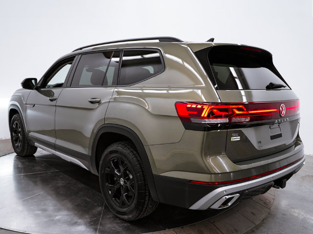 Used 2025 Volkswagen Atlas Peak Edition SE AWD/4WD image 4