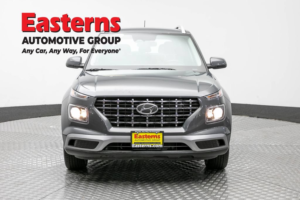 Used 2025 Hyundai Venue SEL FWD image 2