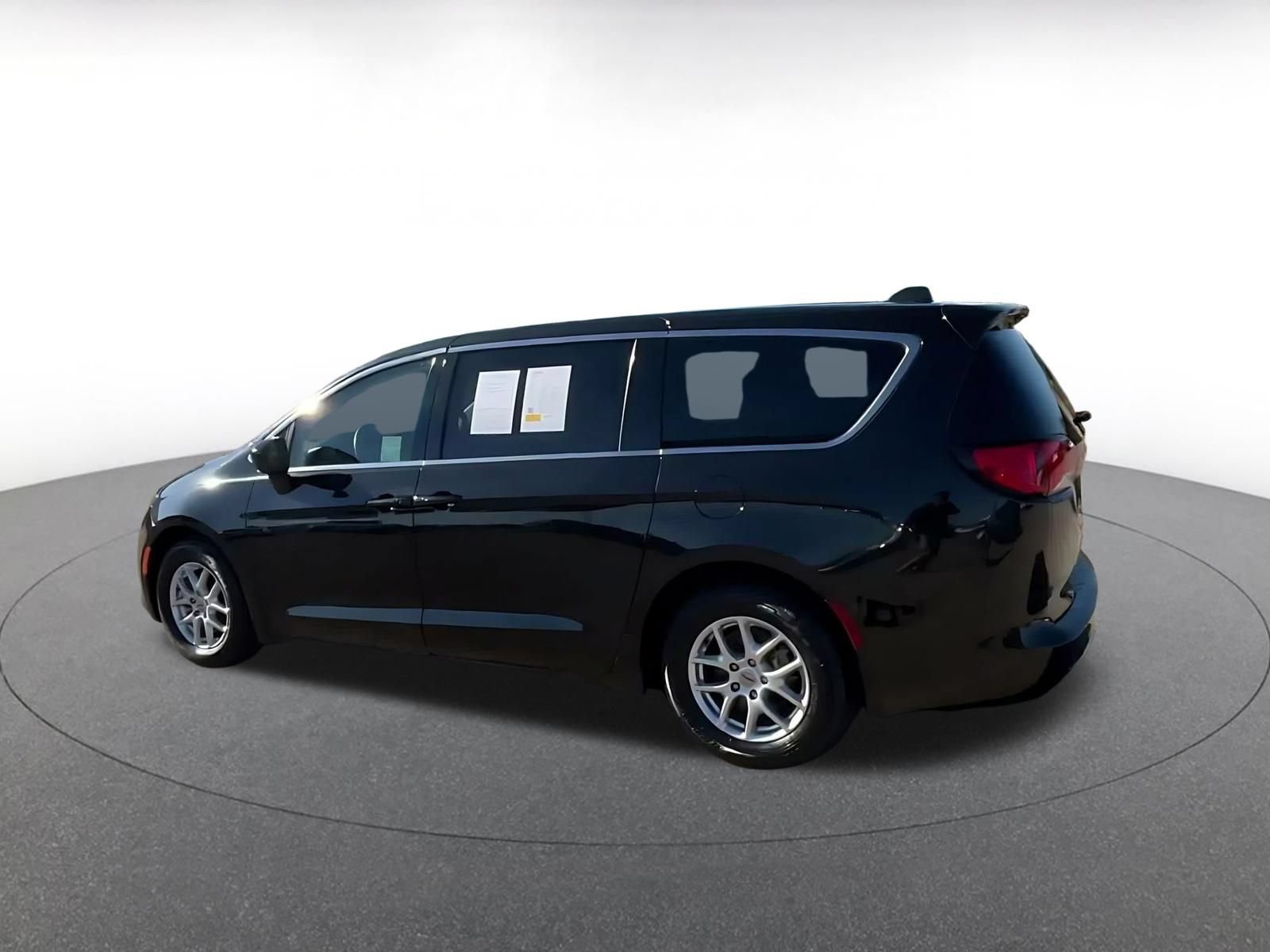 Used 2023 Chrysler Voyager LX FWD image 9