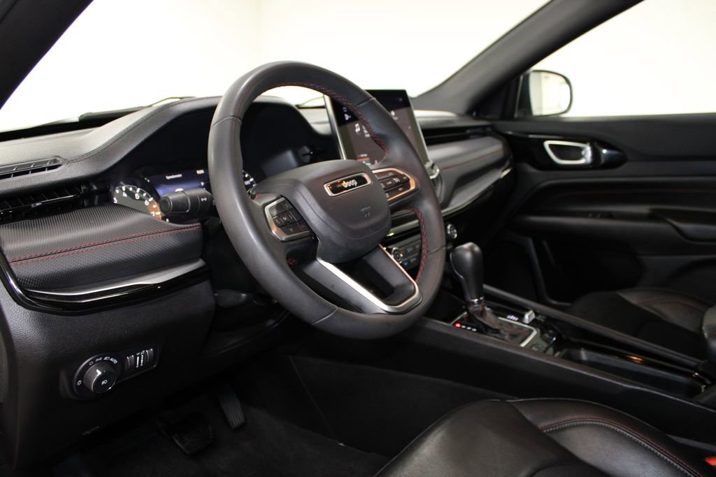 Used 2025 Jeep Compass Trailhawk image 19