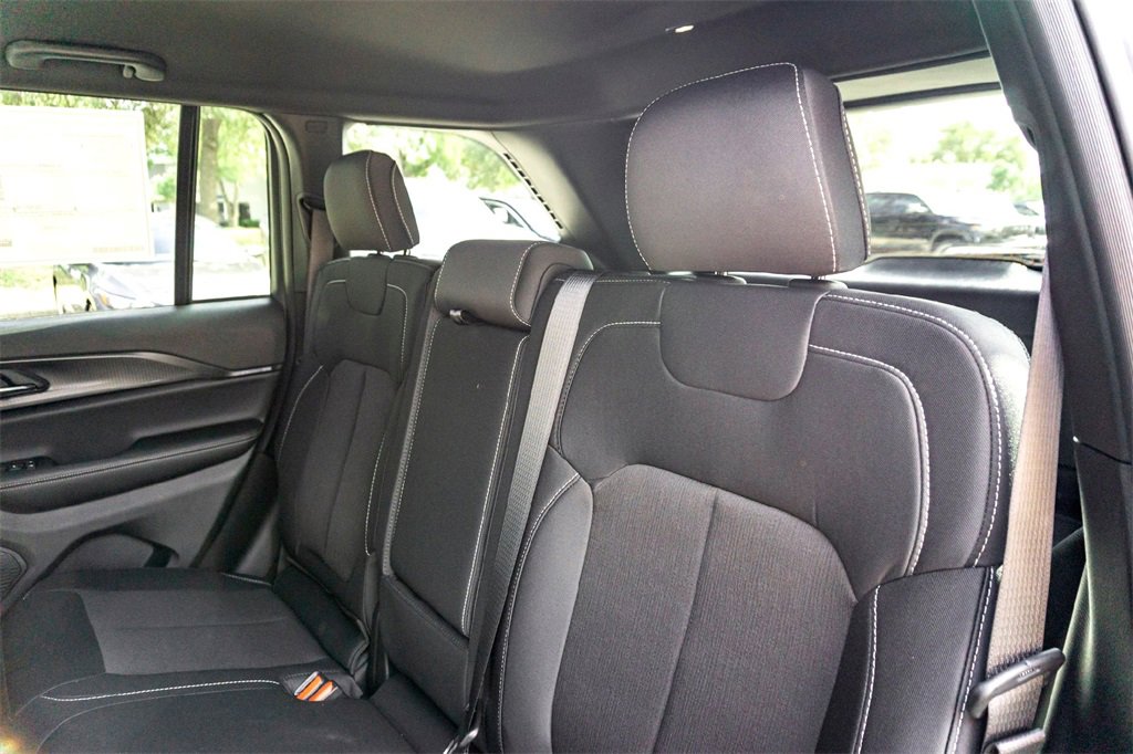 New 2025 Jeep Grand Cherokee Laredo w/ Luxury Tech Group I image 17