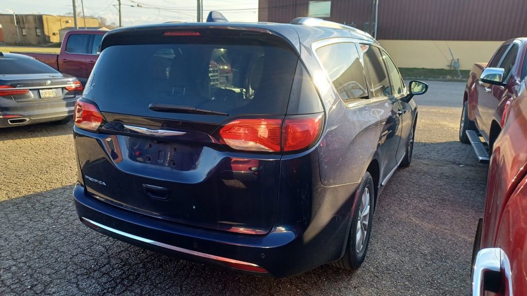 Used 2019 Chrysler Pacifica Touring-L image 2