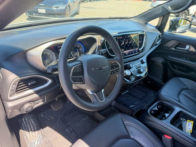 Used 2025 Chrysler Pacifica Select FWD image 11