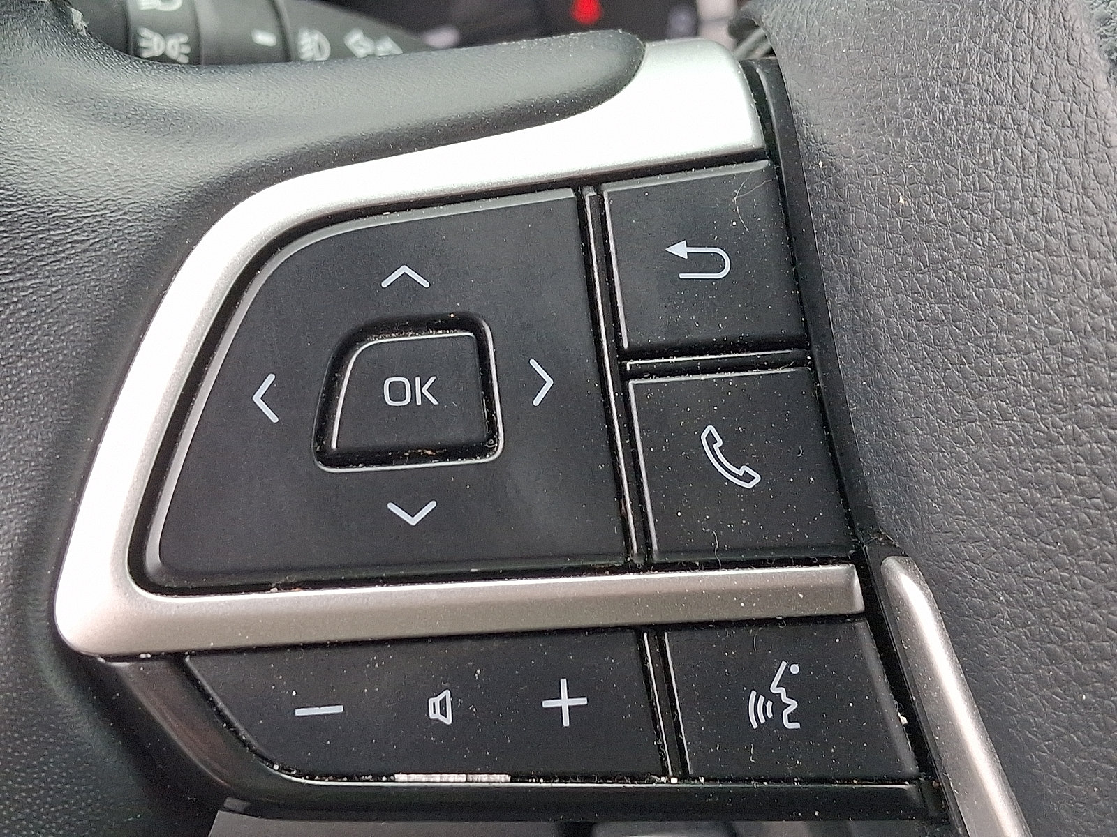 Used 2024 Toyota Highlander LE AWD/4WD image 21