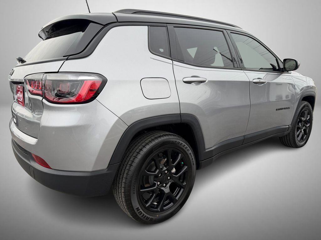 Used 2024 Jeep Compass Latitude w/ Convenience Group image 3