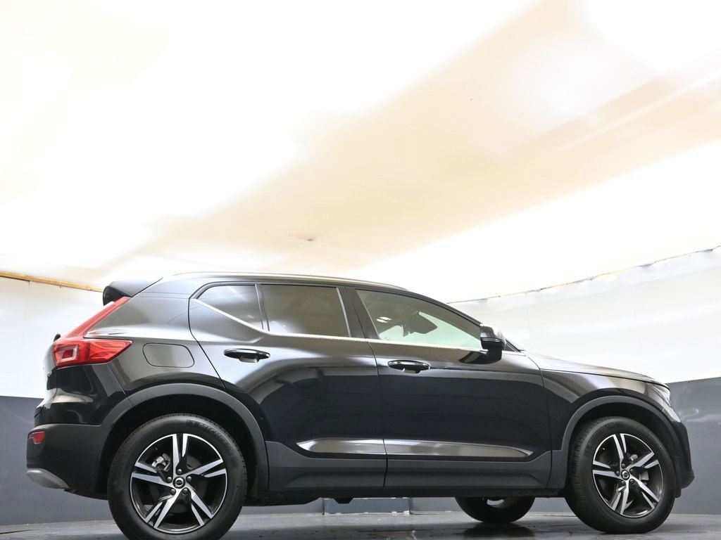 Certified 2025 Volvo XC40 B5 Core image 34