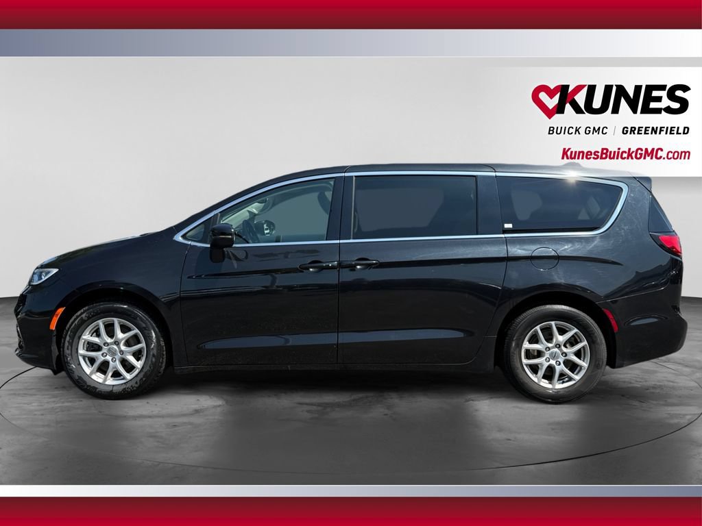 Used 2023 Chrysler Pacifica Touring-L FWD image 6