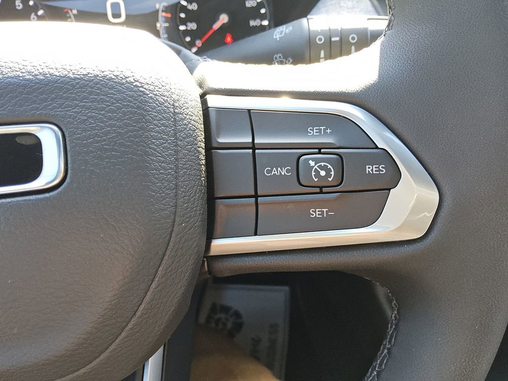 Used 2025 Jeep Compass Latitude image 25